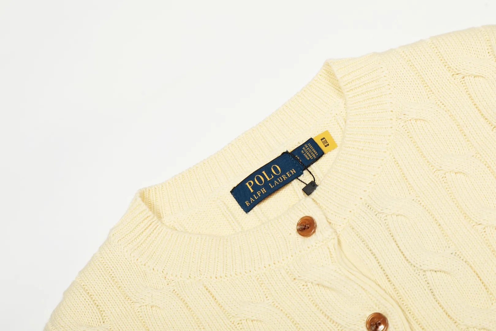 P230 Top quality" Style number: DS006# (not off the shelves all year round) [Ralph Lauren round neck solid color pony embroidery logo twist knitted cardigan] ✅Ralph Lauren Ralph Lauren classic basic versatile knitted cardigan jacket for all seasons ✅Main supplier platform live broadcast Wholesale entity Replacement if out of stock Not off the shelf ✅ZP quality 1:1 version Scan the code to enter the GF website Counter quality ✅Detailed quality The only one in Guangzhou Imported quality cotton yarn Focus on high-end, cost-effective, and good quality. Needless to say, the version is restored to the original version. The maximum size can be worn up to 160 pounds. Loose, comfortable and stress-free. ✅The upper body is simple and easy to match. A must-have for goddess ootd. Good-looking clothes are never picky. Must-have items in goddess wardrobe. Size: S- Navy blue white label Navy blue red label
